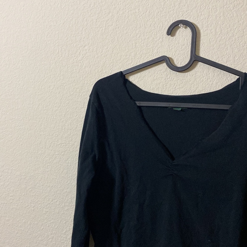 🛍️Adorable Black Long Sleeve Top! - Picture 2 of 7